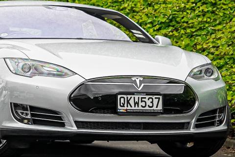 2015 Tesla Model S - Thumbnail