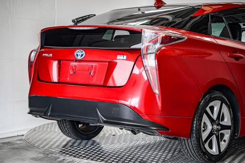2016 Toyota Prius Hybrid S Touring - Thumbnail