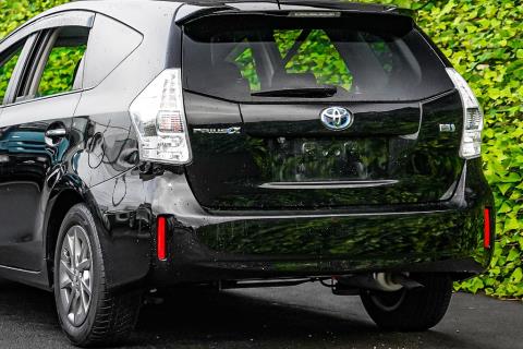 2014 Toyota Prius Alpha Hybrid - Thumbnail