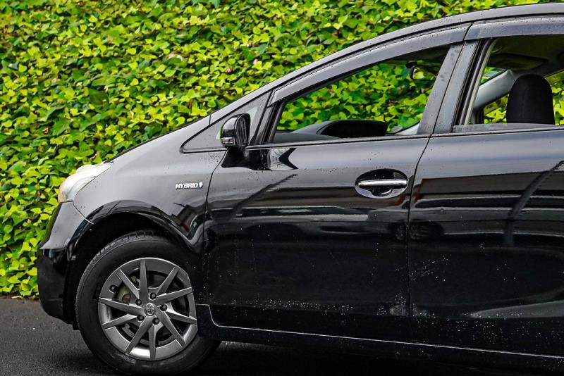 2014 Toyota Prius Alpha Hybrid