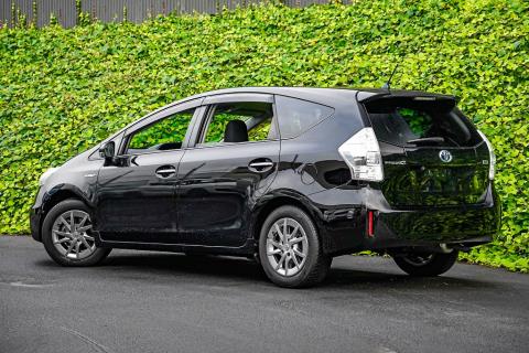 2014 Toyota Prius Alpha Hybrid - Thumbnail