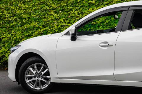 2017 Mazda Axela Hybrid - Thumbnail