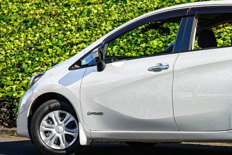 2017 Nissan Note e-Power X - Thumbnail