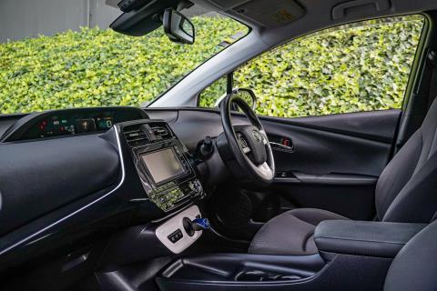 2016 Toyota Prius S 4th Gen - Thumbnail