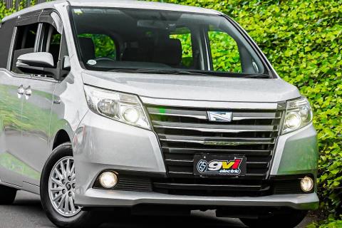 2014 Toyota Noah Hybrid X / Voxy - Thumbnail