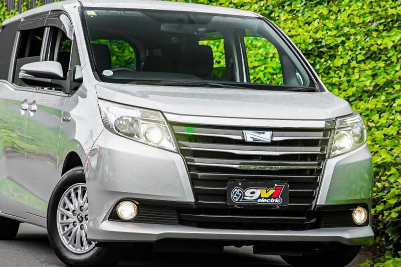 2014 Toyota Noah Hybrid X / Voxy