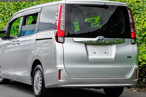 2014 Toyota Noah Hybrid X / Voxy - Thumbnail