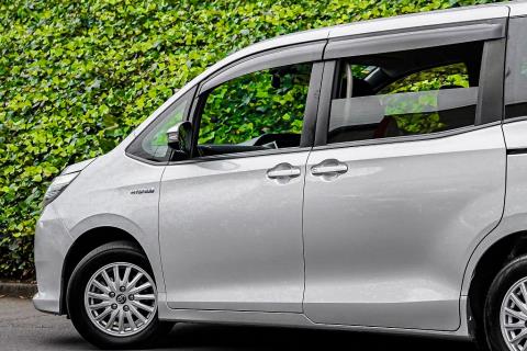 2014 Toyota Noah Hybrid X / Voxy - Thumbnail