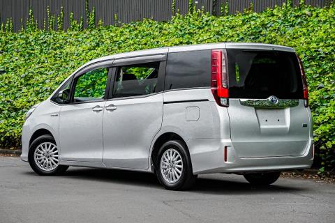 2014 Toyota Noah Hybrid X / Voxy - Thumbnail