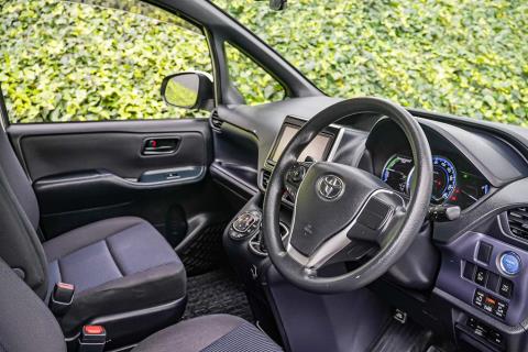 2014 Toyota Noah Hybrid X / Voxy - Thumbnail