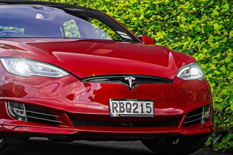 2015 Tesla Model S P85D - Thumbnail