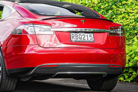 2015 Tesla Model S P85D - Thumbnail