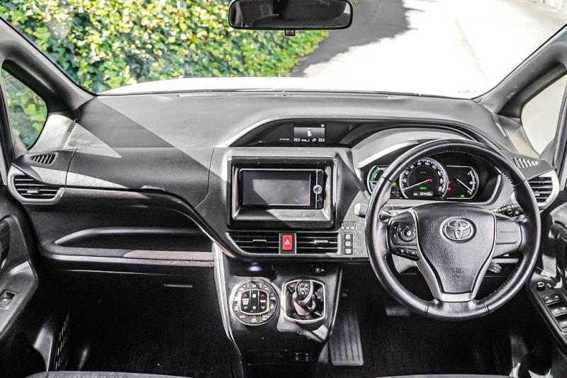 2014 Toyota Voxy V / Noah