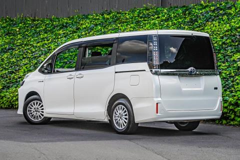 2014 Toyota Voxy V / Noah - Thumbnail