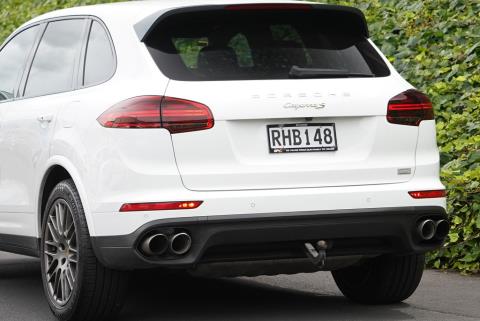 2018 Porsche Cayenne S E-Hybrid - Thumbnail