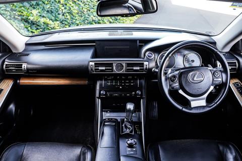 2013 Lexus IS 300h - Thumbnail