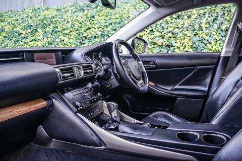 2013 Lexus IS 300h - Thumbnail