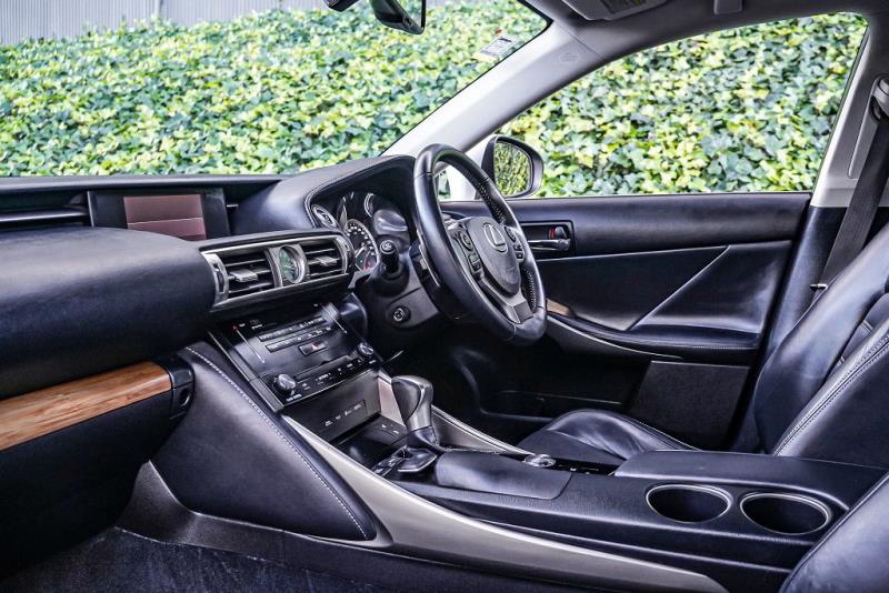2013 Lexus IS 300h