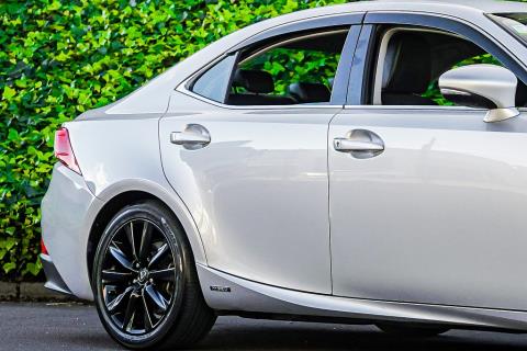 2013 Lexus IS 300h - Thumbnail
