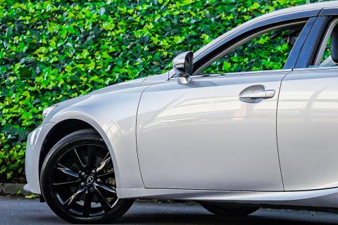 2013 Lexus IS 300h - Thumbnail