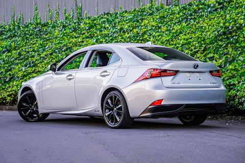 2013 Lexus IS 300h - Thumbnail