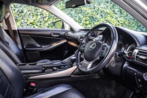 2013 Lexus IS 300h - Thumbnail