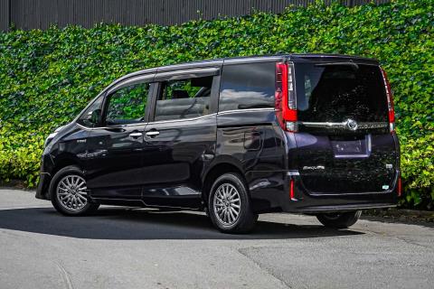 2016 Toyota Esquire Gi / Noah / Voxy - Thumbnail
