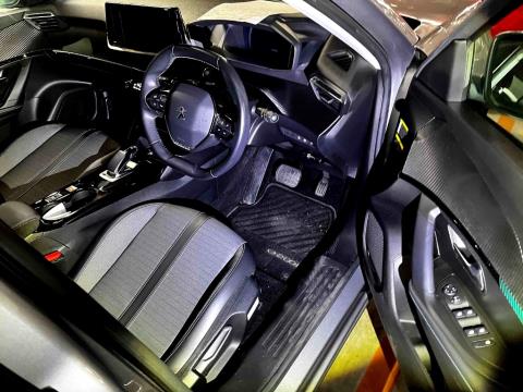 2021 Peugeot e-2008 Allure Electric - Thumbnail