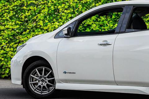 2017 Nissan Leaf 40X 89% SOH - Thumbnail