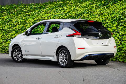 2017 Nissan Leaf 40X 89% SOH - Thumbnail
