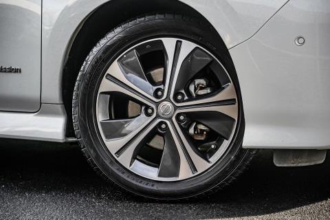 2018 Nissan Leaf 40G 87% SOH - Thumbnail