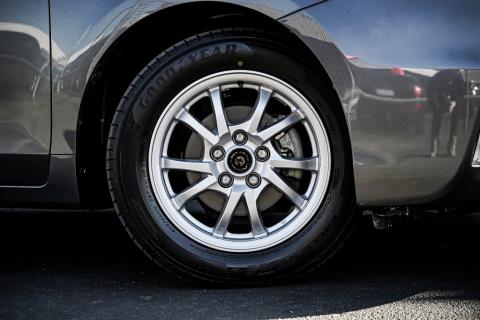 2012 Toyota Prius Alpha S - Thumbnail
