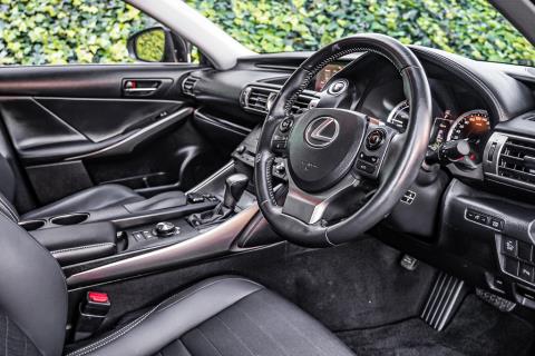 2014 Lexus IS 300h - Thumbnail