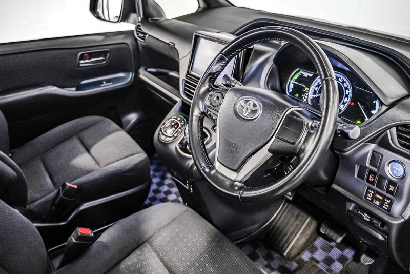 2014 Toyota Voxy Hybrid / Noah