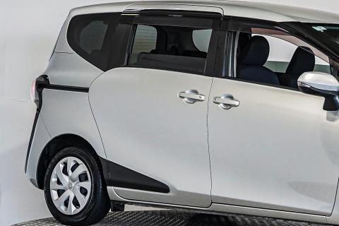 2015 Toyota Sienta G Hybrid - Thumbnail