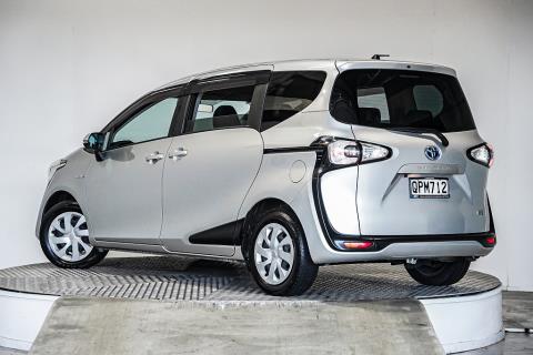 2015 Toyota Sienta G Hybrid - Thumbnail