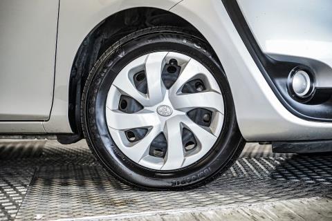 2015 Toyota Sienta G Hybrid - Thumbnail