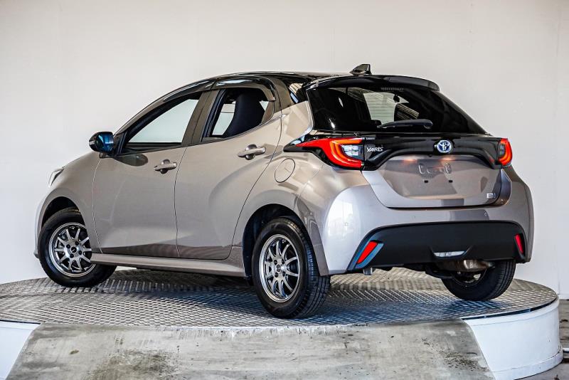 2020 Toyota Yaris Hybrid / Vitz