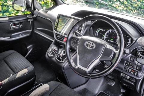 2017 Toyota Noah G / Voxy Hybrid - Thumbnail