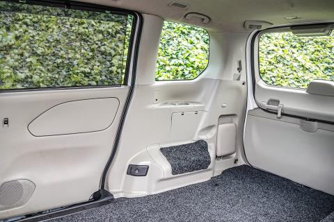 2016 Nissan Serena Van - Thumbnail