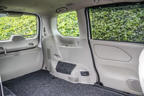 2016 Nissan Serena Van - Thumbnail