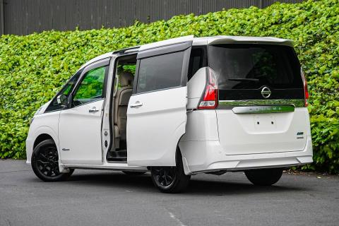 2016 Nissan Serena Van - Thumbnail