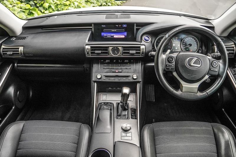2014 Lexus IS 300h Hybrid