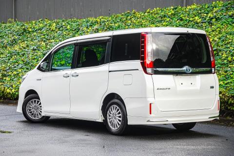 2016 Toyota Esquire Xi / Voxy / Noah - Thumbnail