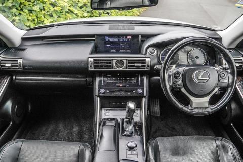 2013 Lexus IS 300h - Thumbnail