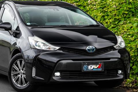 2014 Toyota Prius Alpha G Hybrid - Thumbnail