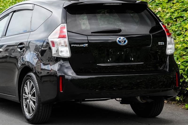 2014 Toyota Prius Alpha G Hybrid