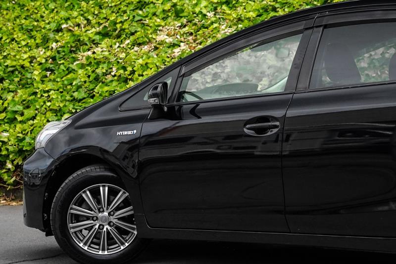 2014 Toyota Prius Alpha G Hybrid