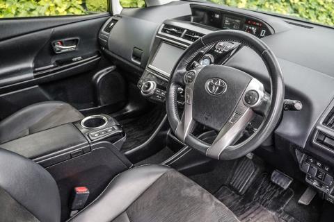 2014 Toyota Prius Alpha G Hybrid - Thumbnail