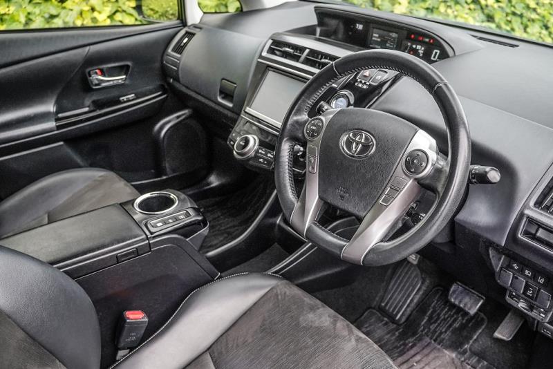 2014 Toyota Prius Alpha G Hybrid